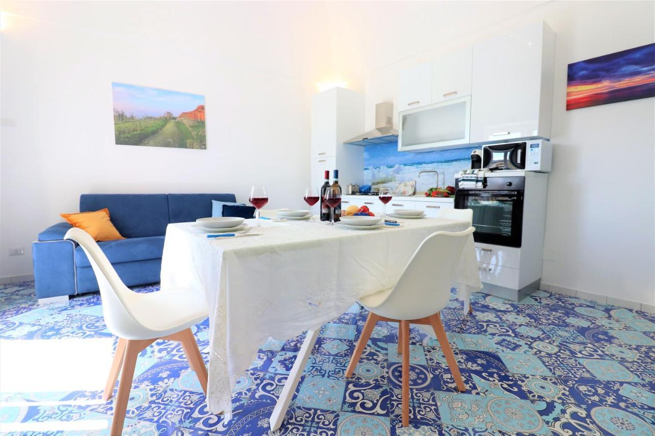 Mary'S Apartments - De Vivo Realty ماسّا لوبْرينسِ المظهر الخارجي الصورة
